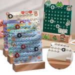 Conjunto de calendários perpétuos infantis com desenhos de animais, personagens e elementos coloridos, apresentados em suportes de madeira.