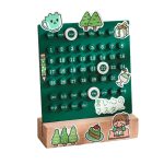 Calendário perpétuo infantil com dias, meses, desenhos de árvores, uma criança a ler, uma chávena de chá, e elementos decorativos de ciência e natureza.