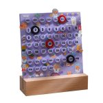 Calendário perpétuo infantil com dias, meses e dias da semana decorados com animais e elementos coloridos, em fundo roxo com base de madeira.