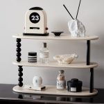 Estante com calendário perpétuo, rochas, frascos e objetos de decoração de ciência em tons neutros.