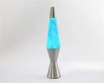 Lâmpada de lava com base metálica e líquido azul brilhante, iluminação suave, vista frontal, sem acessórios adicionais.