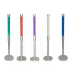 Cinco luminárias de plasma com diferentes cores: verde, vermelho, roxo, branco e azul, em pé sobre bases metálicas.