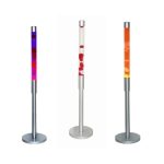 Três lâmpadas de plasma com diferentes cores e padrões, cada uma com base metálica e tubo de vidro transparente, exibindo efeitos luminosos.