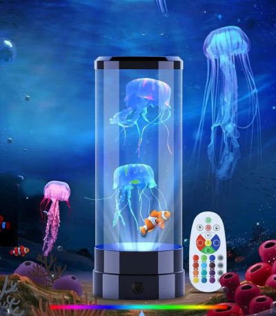 Lâmpada de plasma com peixes e medusa em movimento, luzes coloridas e ambiente marinho.