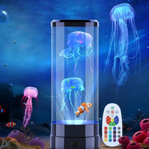 Lâmpada de plasma com peixes e medusa em movimento, luzes coloridas e ambiente marinho.