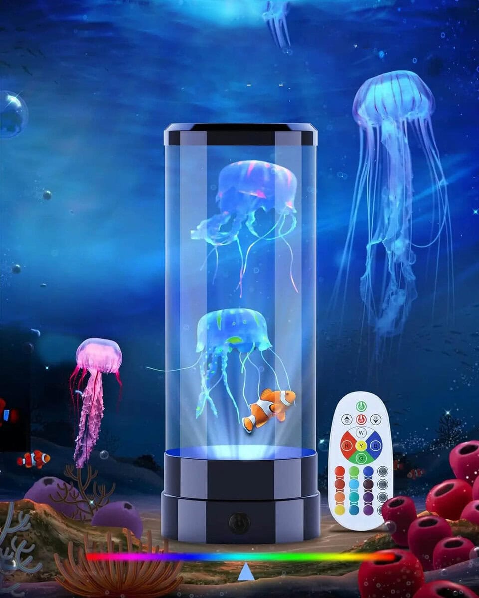 Lâmpada de plasma com peixes e medusa em movimento, luzes coloridas e ambiente marinho.