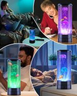 Lâmpada de lava com peixes e medusas em movimento, luzes coloridas e efeito de água em um ambiente de sala de estar.