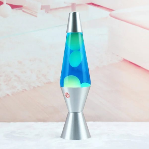 Lâmpada de lava com base metálica prateada e tubo de vidro transparente com cera colorida azul e verde a flutuar.