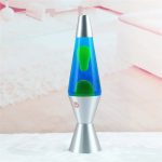 Lava lamp vintage com base prateada, corpo de vidro transparente com cera verde a flutuar, iluminação interior acesa, ambiente de sala de estar.