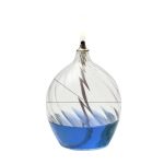 Candeeiro de mesa a óleo com design moderno, vidro transparente com líquido azul e uma vela acesa no topo.