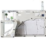 Estrutura de plástico transparente com detalhes internos visíveis, incluindo câmaras e túneis, parte de um kit de ciência para crianças.