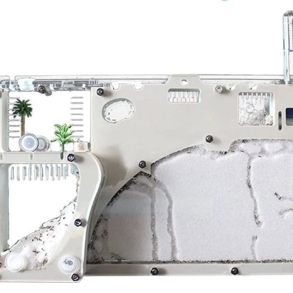 Estrutura de plástico transparente com detalhes internos visíveis, incluindo câmaras e túneis, parte de um kit de ciência para crianças.