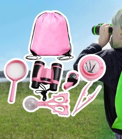 Conjunto de brinquedos de exploração com binóculos, lupa, tesoura, lanterna, mochila rosa, e outros acessórios, ao ar livre com criança usando binóculos.