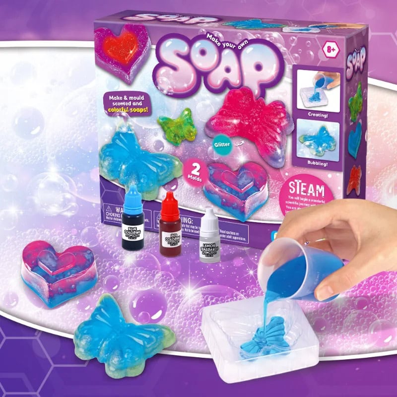 Conjunto de ingredientes e moldes para fazer sabão colorido e com glitter, incluindo líquidos, moldes de borboleta e coração, e uma mão a despejar o líquido azul.