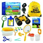 Lupa com alça amarela, escorpião de plástico, tesoura azul, caixa de insetos, binóculos amarelos, saco de transporte amarelo com logotipo, livro de insetos, lanterna, pinça, colher de insetos, espelho.