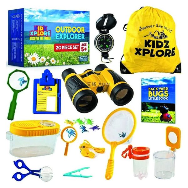 Lupa com alça amarela, escorpião de plástico, tesoura azul, caixa de insetos, binóculos amarelos, saco de transporte amarelo com logotipo, livro de insetos, lanterna, pinça, colher de insetos, espelho.