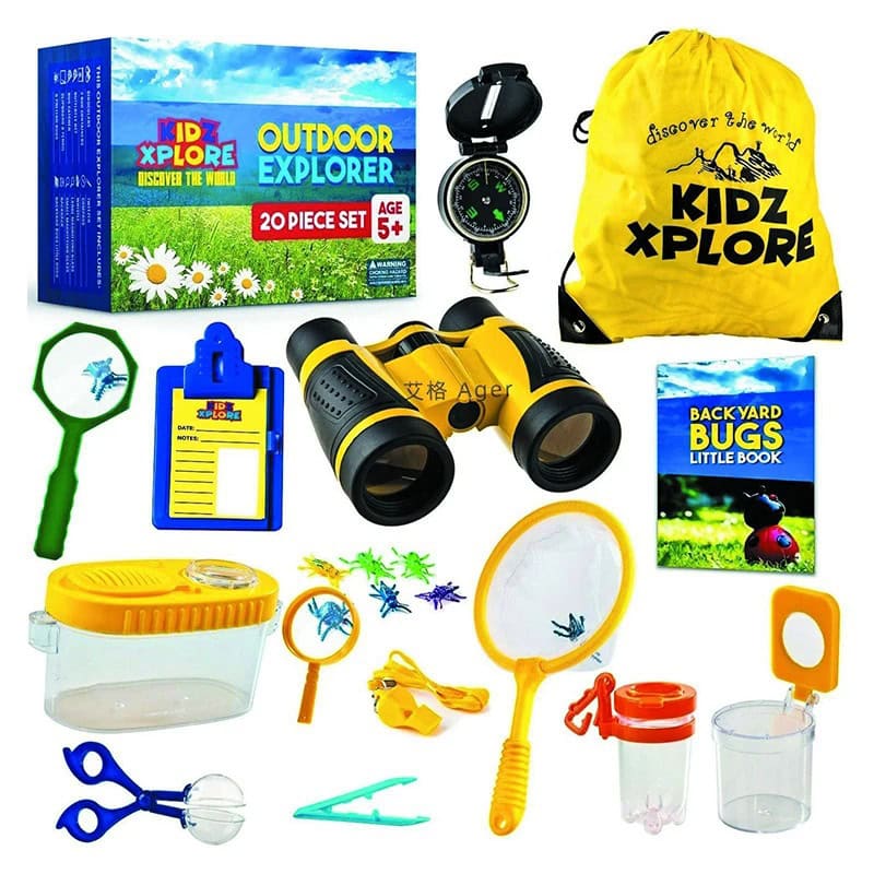 Lupa com alça amarela, escorpião de plástico, tesoura azul, caixa de insetos, binóculos amarelos, saco de transporte amarelo com logotipo, livro de insetos, lanterna, pinça, colher de insetos, espelho.