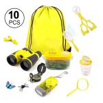 Conjunto de 10 peças de brinquedo científico com binóculos, lupa, lanterna, escorpião de plástico, escova, saco, e outros acessórios amarelos para exploração ao ar livre.