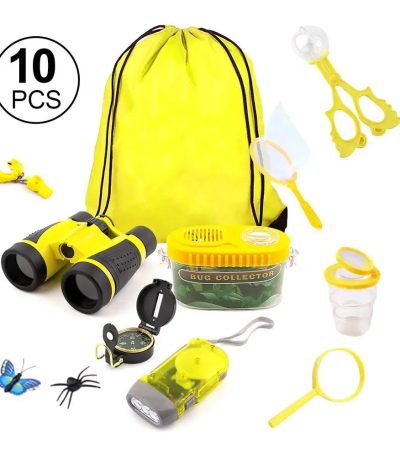 Conjunto de 10 peças de brinquedo científico com binóculos, lupa, lanterna, escorpião de plástico, escova, saco, e outros acessórios amarelos para exploração ao ar livre.
