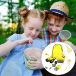 Crianças explorando ao ar livre com kit de ciência, incluindo lupa, binóculos, rede e saco de armazenamento.
