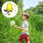 Criança com rede de pesca e kit de exploração ao ar livre, com mochila amarela e instrumentos científicos.