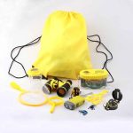 Conjunto de ferramentas de exploração de insetos com lanterna, lupa, rede, e recipiente de coleta, acompanhado de mochila amarela.