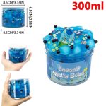 Recipiente de 300ml de slime crocante com glitter azul, bolinhas e elementos decorativos, mostrado de diferentes ângulos e na mão para escala.