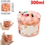 Frasco de 300ml de gelatina de melancia com topping de pérola, decorado com um pequeno rosto de melancia e frutas de plástico, vista frontal.