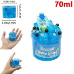Pequeno recipiente de gelatina azul com bolinhas pretas, mostrado na mão e ao lado do produto.