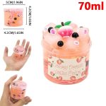 Pequeno recipiente de gelatina de pêssego com frutas de gel decorativas, vista de cima, com dimensões e capacidade de 70ml.