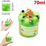 Pequeno recipiente de gelatina de cor verde com pedaços de frutas de plástico decorativas, mostrado de diferentes ângulos e tamanhos.