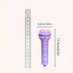 Lanterna de bolso infantil rosa com detalhes em roxo, medida de 11,5 cm de altura e 4,2 cm de largura, com botão de ligar no centro e decoração de borboleta e flores.