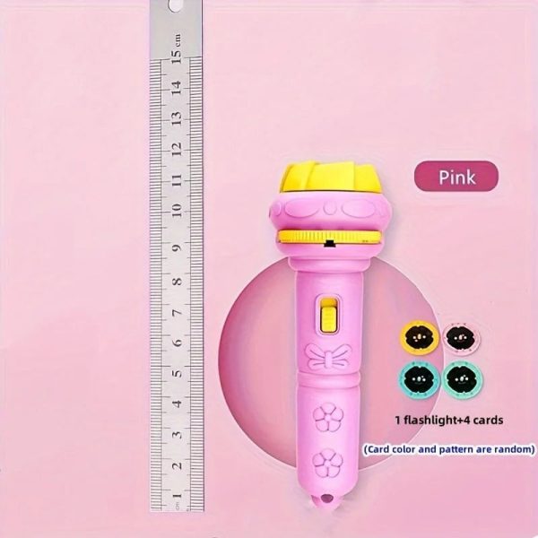 Lanterna de bolso rosa infantil com botão de ligar, detalhes em amarelo, e quatro cartões coloridos com padrões variados ao lado.