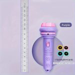 Lâmpada de bolso infantil rosa com detalhes em roxo, acompanhada de quatro cartas coloridas com padrões de rosto sorridente, medida ao lado com régua.