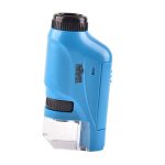 Microscópio portátil azul com lente ajustável e base transparente para observação.