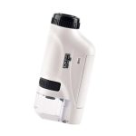 Microscópio portátil com corpo branco, lente ajustável e base transparente para observação de objetos pequenos.