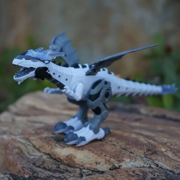 Robô dinossauro branco com detalhes cinzentos, com cabeça articulada, cauda longa e patas robustas, posicionado sobre tronco de árvore ao ar livre.