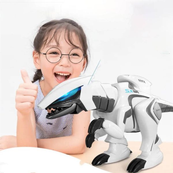 Criança sorridente com óculos, mostrando polegares, ao lado de um robô dinossauro branco com detalhes pretos e luzes azuis, em fundo branco.