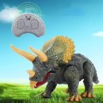 Dinossauro Tricerátopo de brinquedo com pele texturizada, chifres e cauda, controlado por um comando remoto sem fios, em ambiente ao ar livre com céu azul.