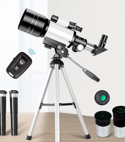 Telescópio com montagem em tripé, control remoto sem fios, e acessórios como lentes adicionais e filtros, ideal para observação astronómica infantil.