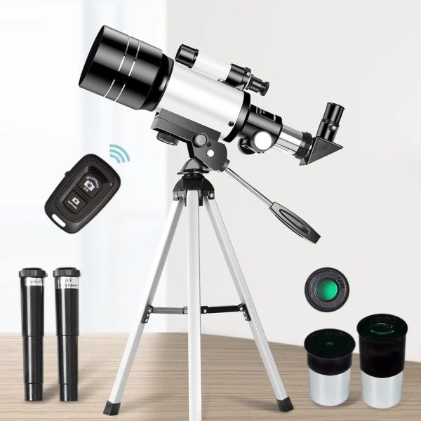 Telescópio com montagem em tripé, control remoto sem fios, e acessórios como lentes adicionais e filtros, ideal para observação astronómica infantil.