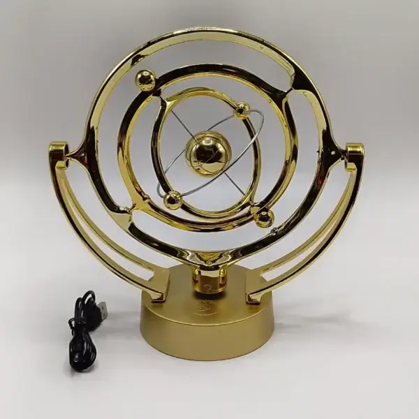 Modelo de sistema solar em metal dourado com órbitas e planetas suspensos, incluindo o Sol central, em fundo branco.