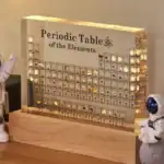 Tableau périodique interactif avec effets lumineux, décor scientifique pour espace ou bureau.