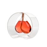 Lâmpada de plasma com forma de coração, exibindo filamentos de luz avermelhada dentro de uma esfera de vidro transparente.