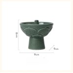 Luminária de cerâmica verde com padrão floral, vista frontal, com dimensões de 9x9x8cm, destacando o acabamento e o formato.