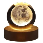 Lâmpada de plasma com efeito lunar, iluminada, sobre base de madeira, com detalhes de superfície lunar visíveis.
