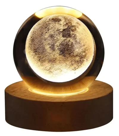 Lâmpada de plasma com efeito lunar, iluminada, sobre base de madeira, com detalhes de superfície lunar visíveis.
