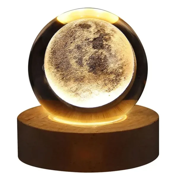 Lâmpada de plasma com efeito lunar, iluminada, sobre base de madeira, com detalhes de superfície lunar visíveis.