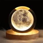 Lâmpada de plasma com esfera que representa a Lua, iluminada por dentro, sobre base de madeira, com fundo escuro.
