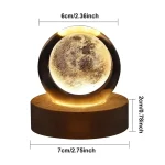 Lâmpada decorativa com efeito lunar, diâmetro de 6cm, base de madeira, iluminação suave, ideal para decoração científica e educativa.